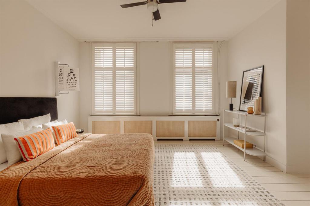 Les portes-fenêtres de l'immense cuisine de 47m2 au sol à cabochons noirs ouvrent sur le petit jardin. C'est une pièce atypique par sa surface,  dont la décoration épurée pourrait sans aucun doute être rendue plus chaleureuse, avec un mobilier qui en ferait une véritable family room.