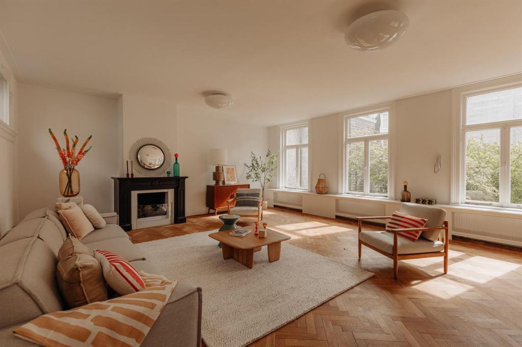 Les portes-fenêtres de l'immense cuisine de 47m2 au sol à cabochons noirs ouvrent sur le petit jardin. C'est une pièce atypique par sa surface, dont la décoration épurée pourrait sans aucun doute être rendue plus chaleureuse, avec un mobilier qui en ferait une véritable family room.