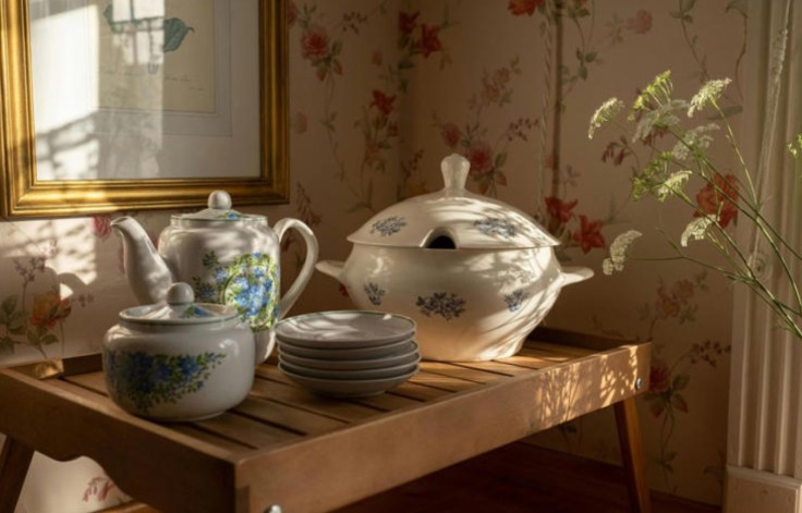 Si on adore dénicher des pépites rétro en brocante ou sur internet, chiner chic est un art qui s’apprend. Depuis plusieurs saisons, l’univers de la décoration d’intérieur se passionne pour la seconde main. Une tendance qui met en lumière un véritable désir de renouer avec nos racines, de consommer plus raisonnablement ou tout simplement de remettre au goût du jour des pièces que l’on pensait oubliées. La chine