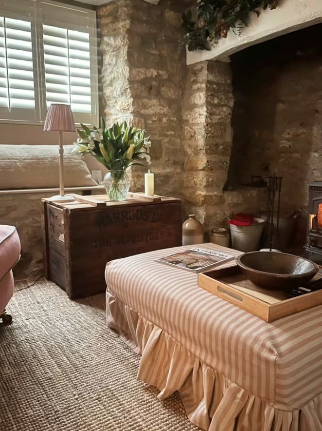 cottage du 16e siècle en pierres dans les Cotswolds