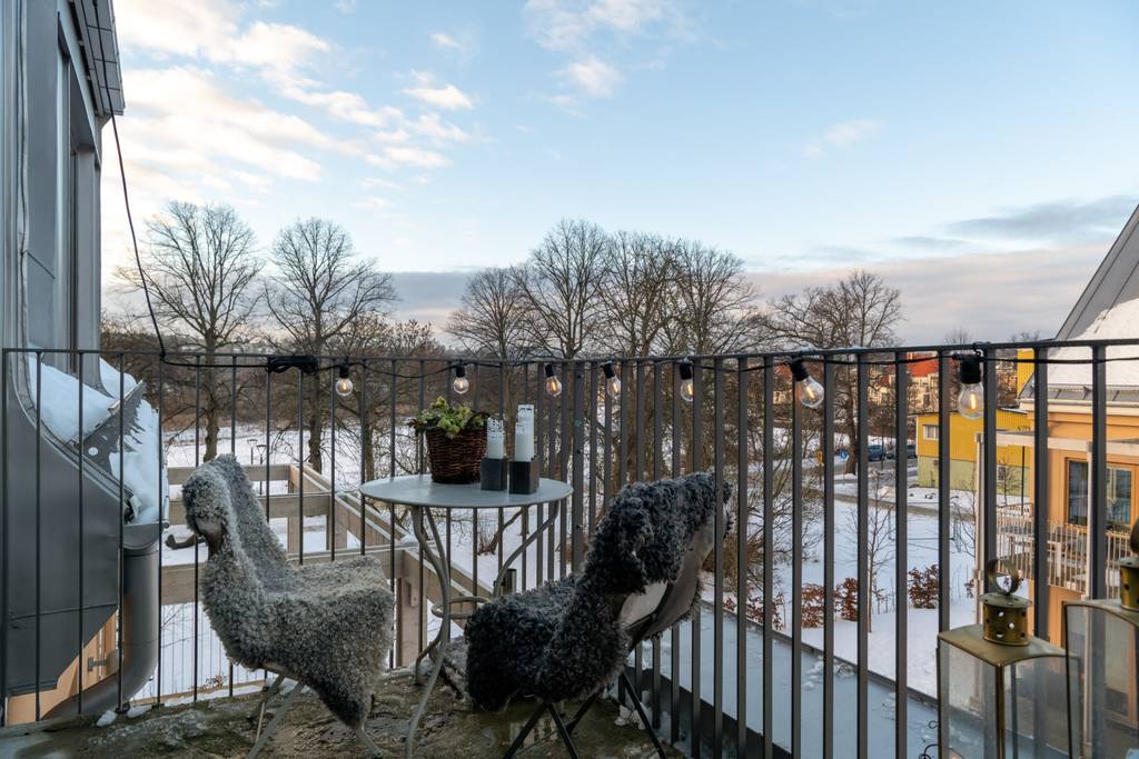ce duplex moderne de 117m2 est décoré dans des tons sobres et naturels. Il bénéficie d'un emplacement en dernier étage et de deux balcons qui en font un appartement familial très agréable à vivre. Car on y trouve également trois vastes chambres, dont une est située sur la mezzanine qui surplombe la grande pièce de vie en double hauteur.