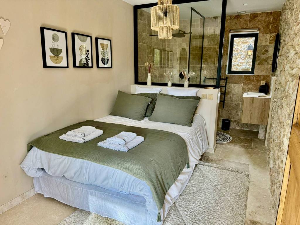 Séjournez au Mas Revive et sa dépendance
Découvrez l’élégance et le charme du Mas Revive, une oasis méditerranéenne nichée au cœur de l’Hérault. En accédant à l’ensemble du domaine, profitez pleinement des infrastructures, du jardin enchanteur et de l’atmosphère du Sud.