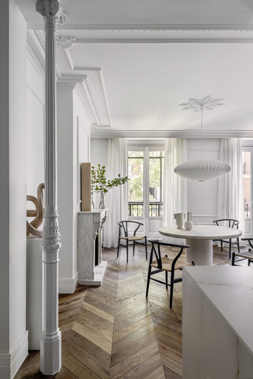 Le blanc est une couleur pure et lumineuse qui symbolise la clarté, la pureté et la paix. Elle transmet un sentiment de propreté et de fraîcheur,