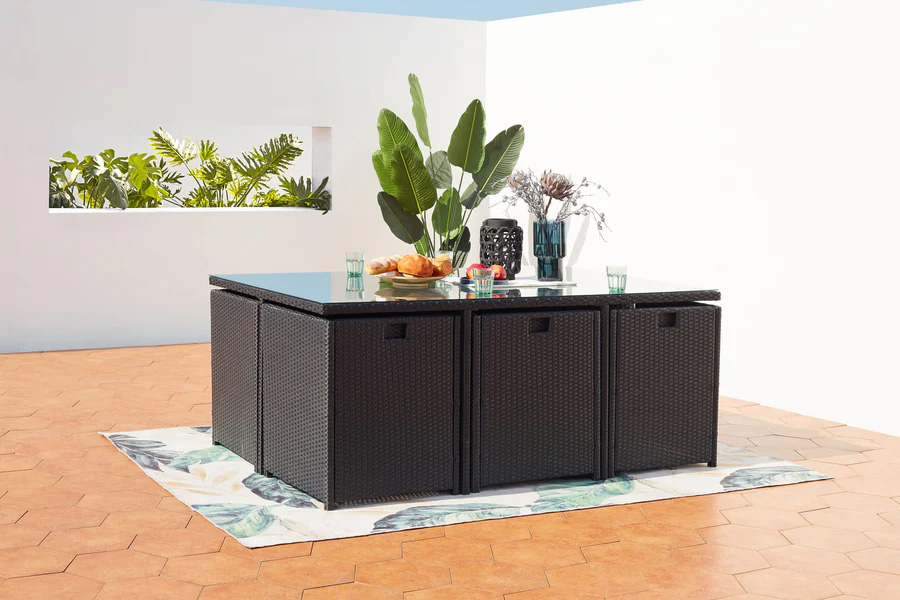 ménager un espace extérieur restreint par la place est toujours assez complexe. Nous aimerions tout mettre : un coin repas, un coin farniente, des plantes et que sais-je pour en profiter au maximum dès les beaux jours venus. Dans cette optique, un salon de jardin encastrable un salon de jardin encastrable est une très bonne piste. Il offre un véritable gain de place tout en alliant design et confort.