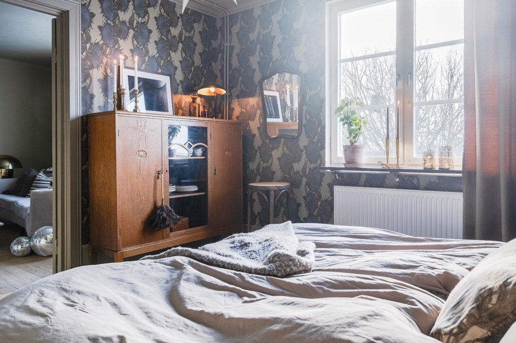 cet appartement familial en duplex de 90m2 est centenaire, on y trouve un intérieur contemporain en style scandinave. Ce duplex ressemble d'ailleurs plus à une petite maison de ville accolée qu'à un appartement classique, avec son plan sur deux niveaux, et son entrée particulière.