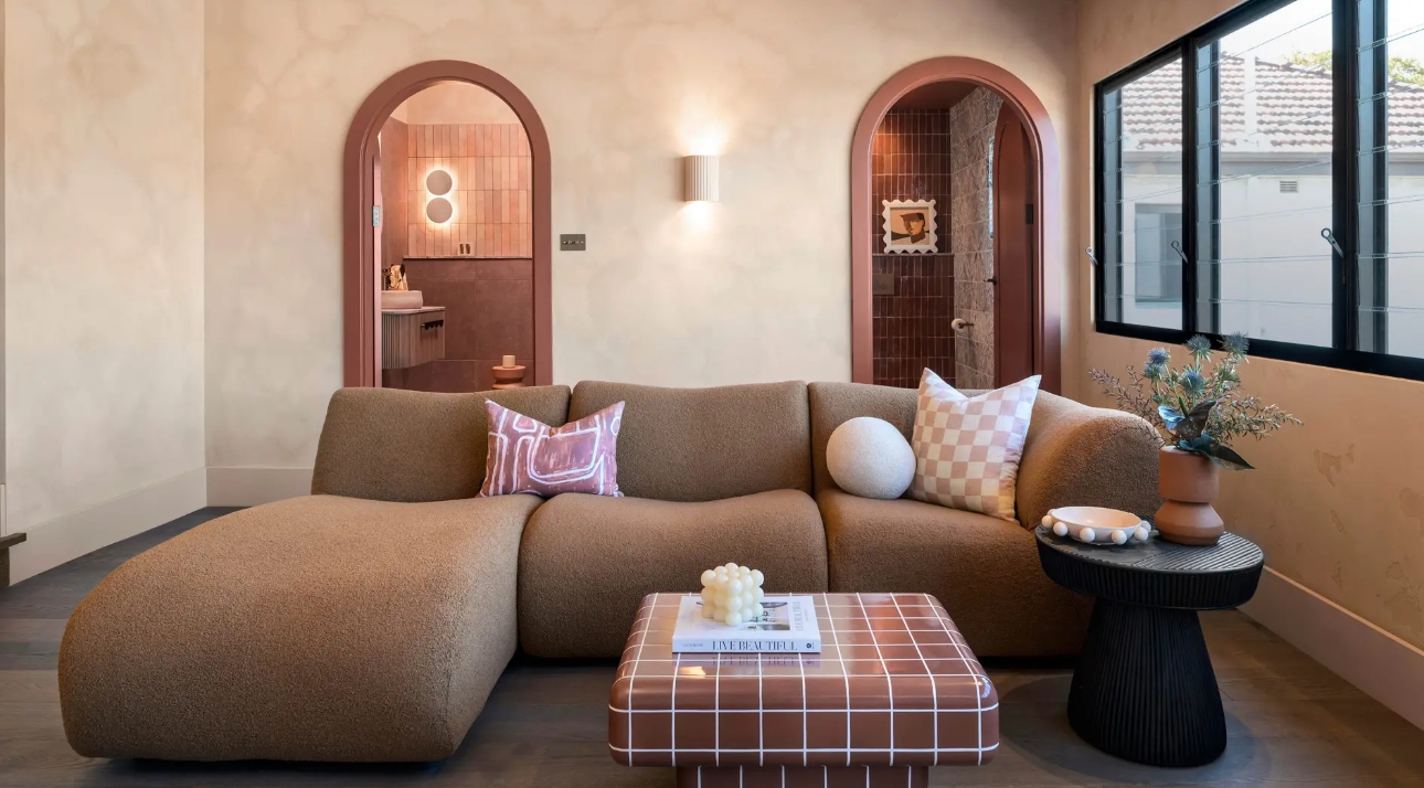 Lorsque le styliste d’intérieur Tim Neve a mis les pieds pour la première fois dans cet entrepôt art déco de Newcastle, il n’était plus qu’une coquille en ruine, avec un sol en terre battue. Malgré cela, il a décidé d’acheter le bâtiment et s’est lancé dans un projet de rénovation de deux ans, baptisé « Hipwell Haus », relatant ce travail d’amour sur Instagram. Travaillant sur une pièce à la fois, il a lentement mais sûrement transformé la propriété avec des couches de matériaux terreux, concevant des intérieurs ludiques en hommage au passé historique de la maison !