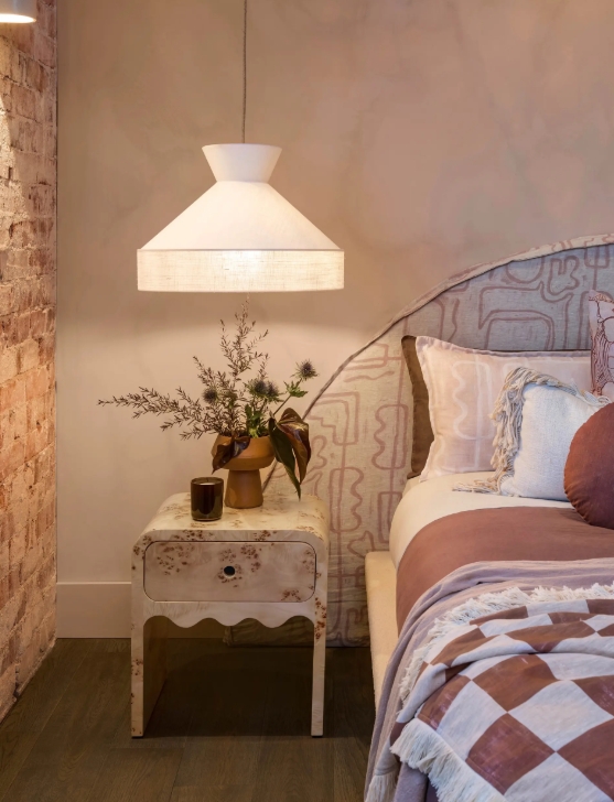 Lorsque le styliste d’intérieur Tim Neve a mis les pieds pour la première fois dans cet entrepôt art déco de Newcastle, il n’était plus qu’une coquille en ruine, avec un sol en terre battue. Malgré cela, il a décidé d’acheter le bâtiment et s’est lancé dans un projet de rénovation de deux ans, baptisé « Hipwell Haus », relatant ce travail d’amour sur Instagram. Travaillant sur une pièce à la fois, il a lentement mais sûrement transformé la propriété avec des couches de matériaux terreux, concevant des intérieurs ludiques en hommage au passé historique de la maison !