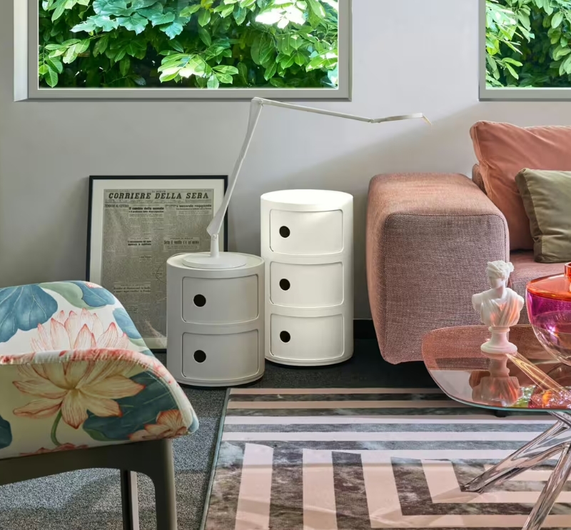 Componibili mat, c'est l'iconique collection Componibili réinventée dans une version plus écoresponsable et avec un rendu mat. c'est un rangement design qui se veut fonctionnel et original. Il vous permets d'organiser votre espace avec style : Kartell. Table de chevet design 3 modules blanc mat Componibili Recycled 187 € The Cool Republic