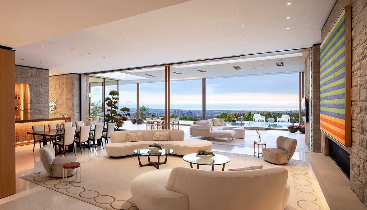 Saviez-vous que les canapés paraissent souvent bien plus grands chez soi que dans le magasin ou la photo ? Pourquoi ? Parce qu'à moins d'être Taylor Swift et d'être propriétaire d'une villa titanesque avec salon ouvert sur une terrasse incroyable, nos salons sont souvent un peu plus petits que sur les photos. Si nous n'avons pas la solution pour acheter la villa, on vous conseille de relever minutieusement toutes les mesures et de prendre le temps d’évaluer précisément l’encombrement général du canapé dans votre salon.