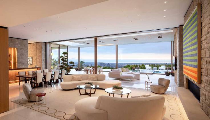 Saviez-vous que les canapés paraissent souvent bien plus grands chez soi que dans le magasin ou la photo ? Pourquoi ? Parce qu'à moins d'être Taylor Swift et d'être propriétaire d'une villa titanesque avec salon ouvert sur une terrasse incroyable, nos salons sont souvent un peu plus petits que sur les photos. Si nous n'avons pas la solution pour acheter la villa, on vous conseille de relever minutieusement toutes les mesures et de prendre le temps d’évaluer précisément l’encombrement général du canapé dans votre salon.