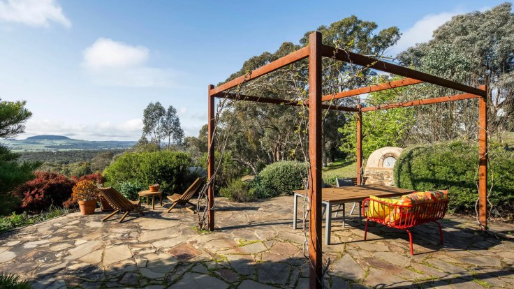 Cette escapade dans la brousse est à vendre dans une ville victorienne peu connue Yandoit près de Melbourne