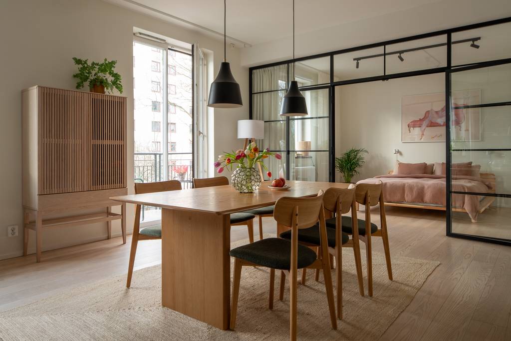 Le rose et le vert, deux teintes printanières, ont été sélectionnées pour adoucir l&rsquo;intérieur de cet&nbsp;appartement