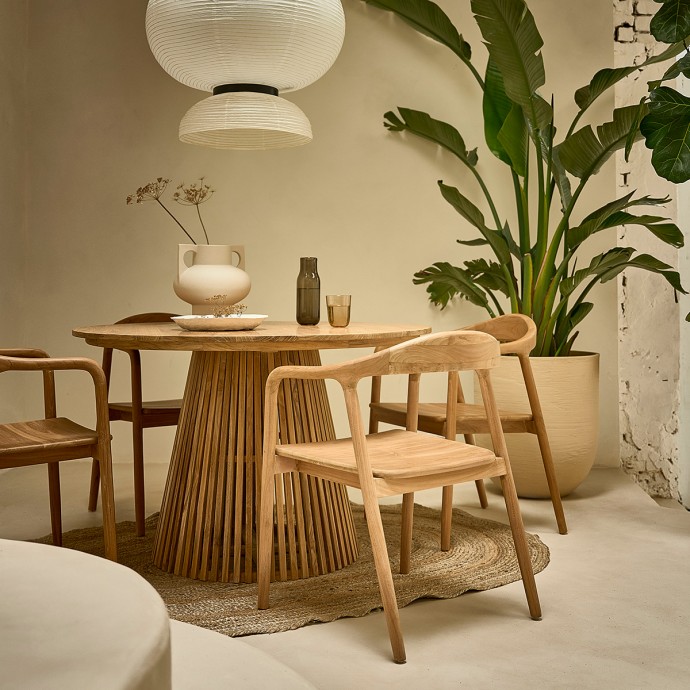 Cette chaise en bois massif, vendue par lot de 2, arbore un design simple, épuré et raffiné qui se marie parfaitement avec une grande table en bois massif dans votre salle à manger.