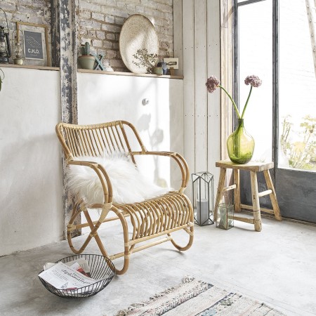 Aussi bien dehors que dedans, ce fauteuil en rotin cosy trouvera sa place chez vous pour accompagner vos moments de détente. De jolies courbes faciles à associer avec votre mobilier.