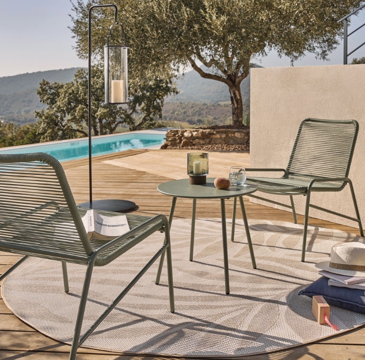 Uvita - Ensemble 2 fauteuils de jardin en résine recyclée et table basse en acier vert