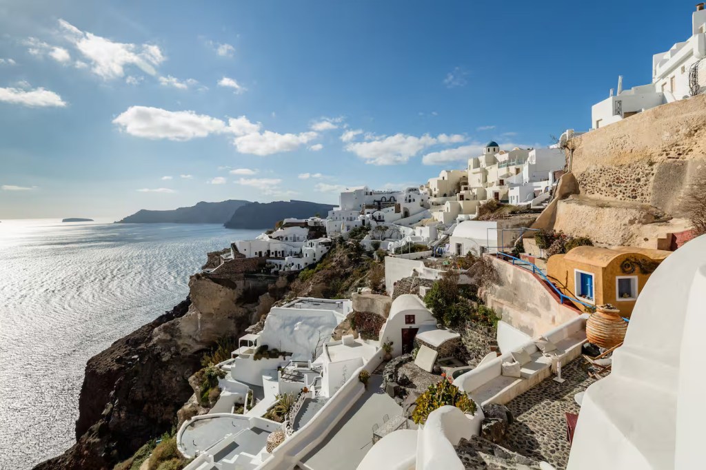 Maison Troglodyte à Santorin : Un Écrin de&nbsp;Sérénité