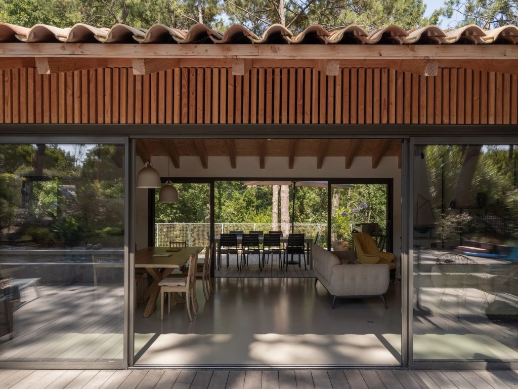 Maison d&rsquo;architecte au Cap Ferret disparaît dans le&nbsp;paysage