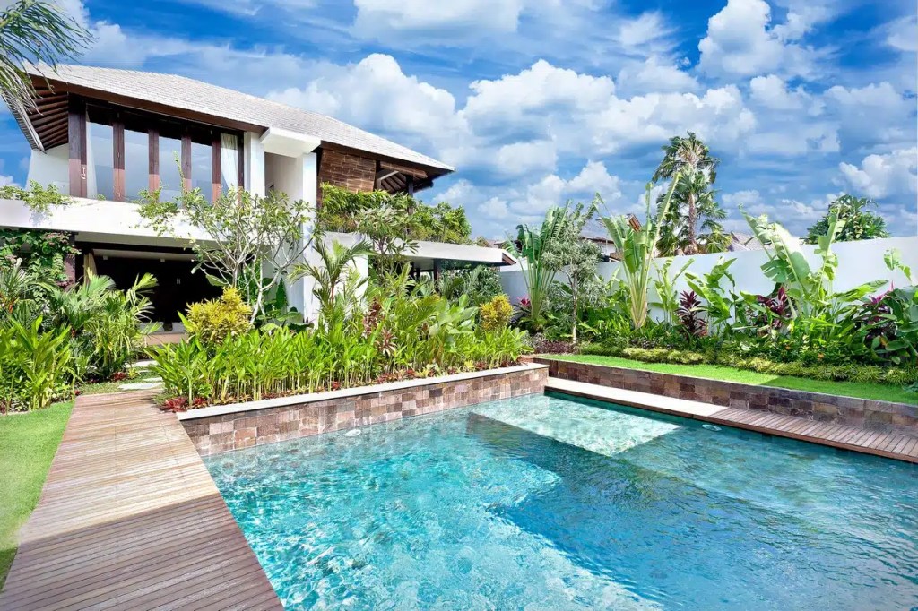 Aménagement paysager autour d’une piscine : conseils&nbsp;pratiques