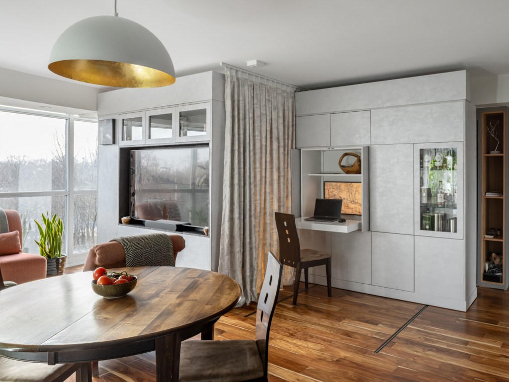 Les murs mobiles de cet appartement cachent une chambre&nbsp;secrète