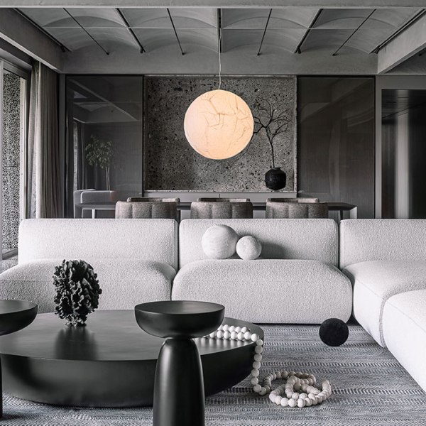 Un appartement monochrome à Mumbai avec des plafonds&nbsp;voûtés