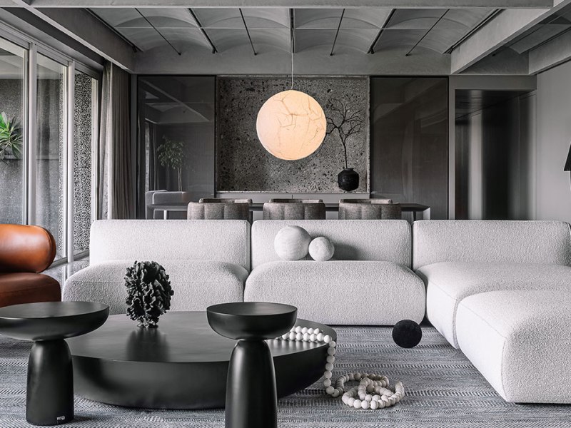 Un appartement monochrome à Mumbai avec des plafonds&nbsp;voûtés