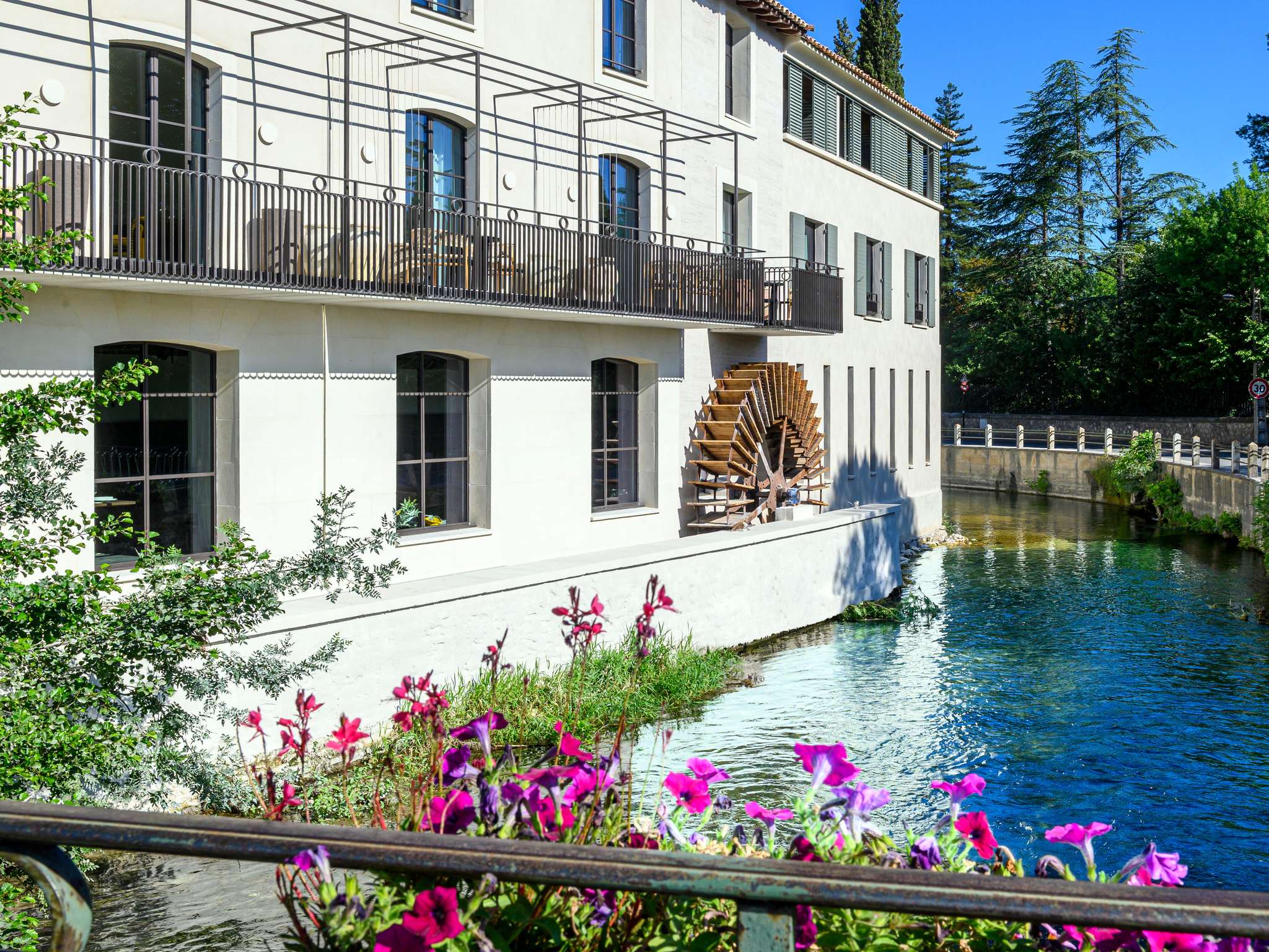 L’Isle de Leos, un boutique-hôtel en Provence pensé comme une maison d’hôtes