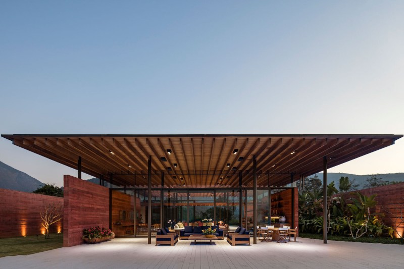 Maison brésilienne où le béton pigmenté devient l&rsquo;élément de design&nbsp;principal