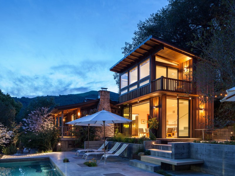Une petite maison de campagne pleine de caractère se dote d&rsquo;une extension contemporaine sur deux&nbsp;étages.