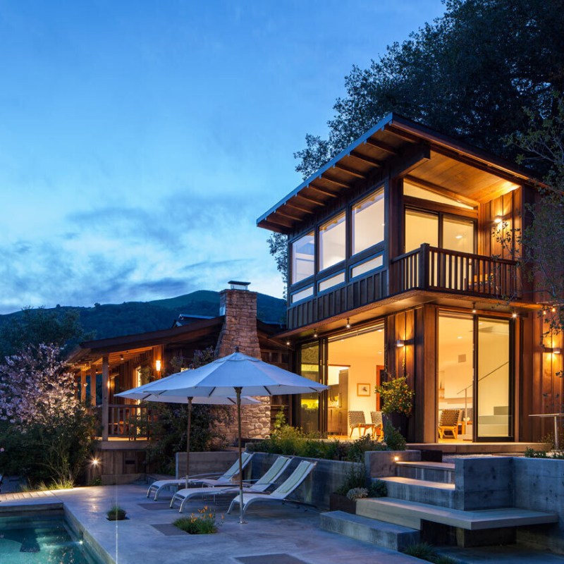 Une petite maison de campagne pleine de caractère se dote d&rsquo;une extension contemporaine sur deux&nbsp;étages.