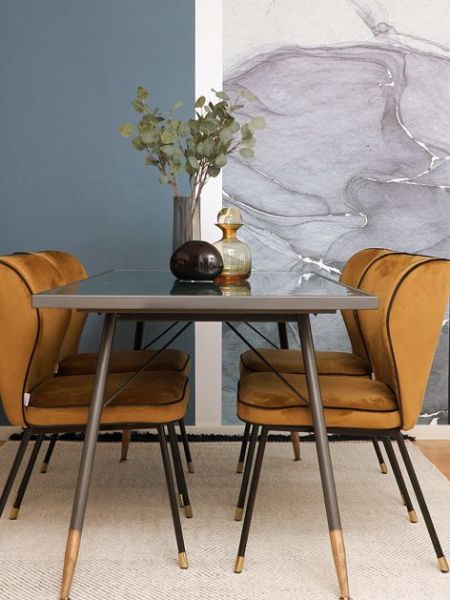 Choisir une table et une chaise dans la salle à&nbsp;manger