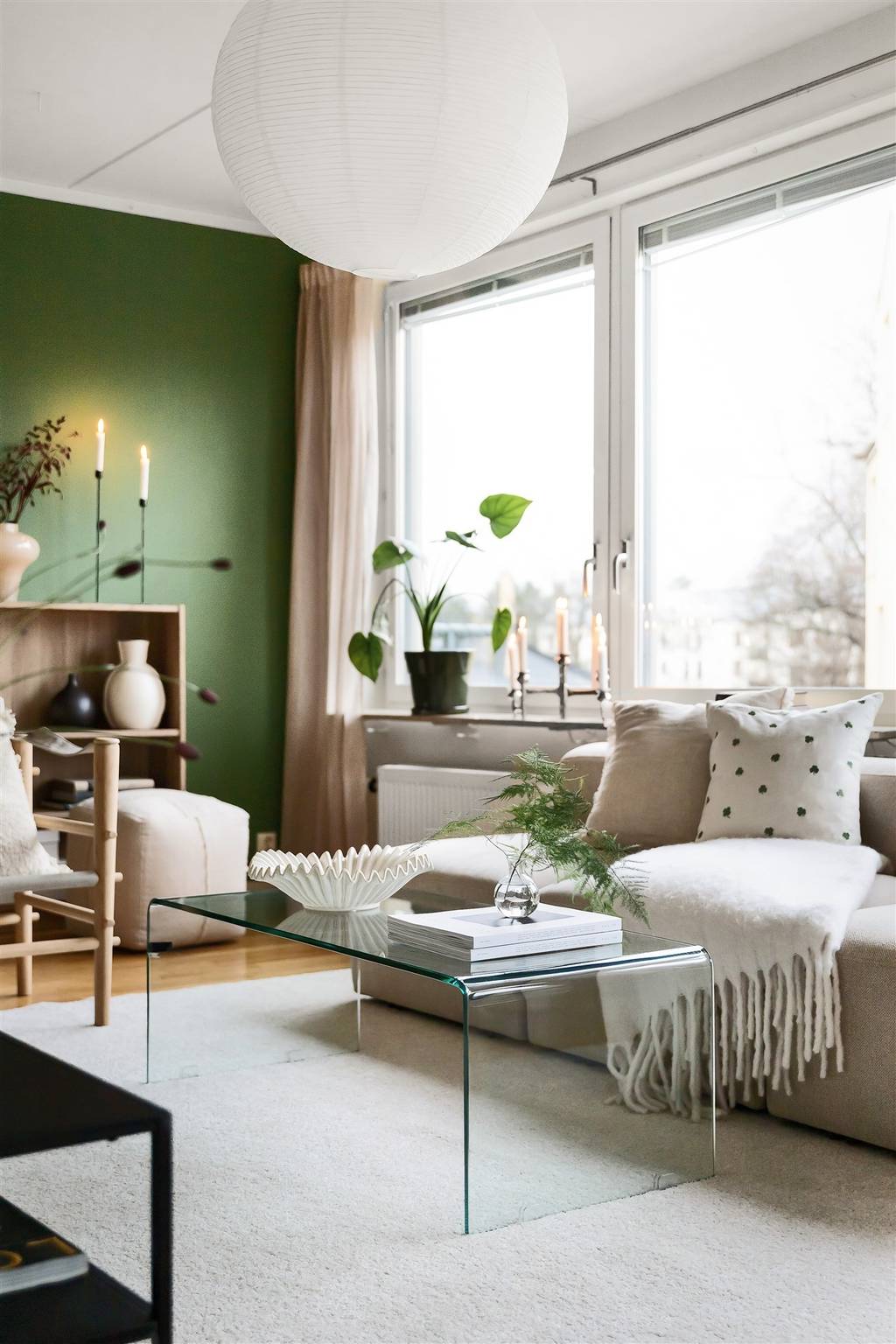 un petit appartement moderne en vert et blanc
