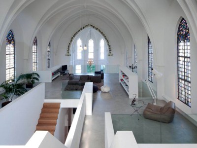 Une église transformée en maison à Utrecht : intérieur blanc et&nbsp;épuré