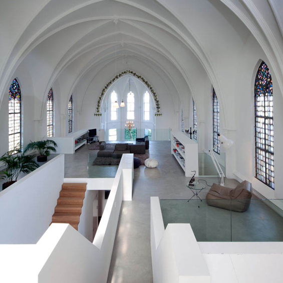 Une église transformée en maison à Utrecht : intérieur blanc et épuré