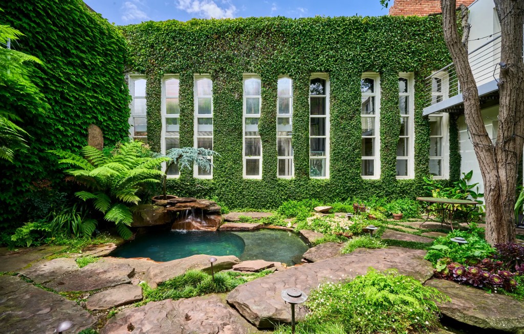 Un jardin secret luxuriant, à l&rsquo;intérieur d&rsquo;une église reconvertie de Melbourne&nbsp;!