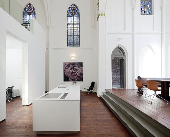 Une église transformée en maison à Utrecht : intérieur blanc et épuré