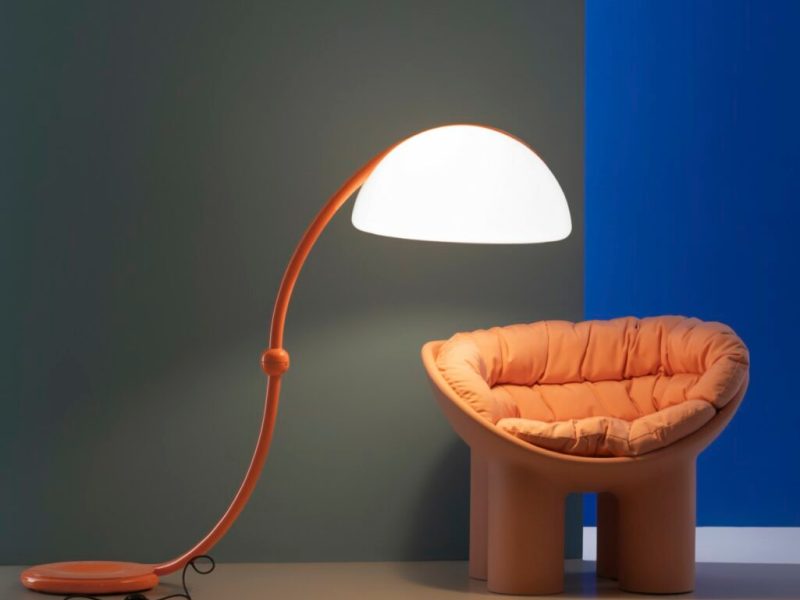 La célèbre lampe serpent  60 ans dans une teinte orange&nbsp;audacieuse
