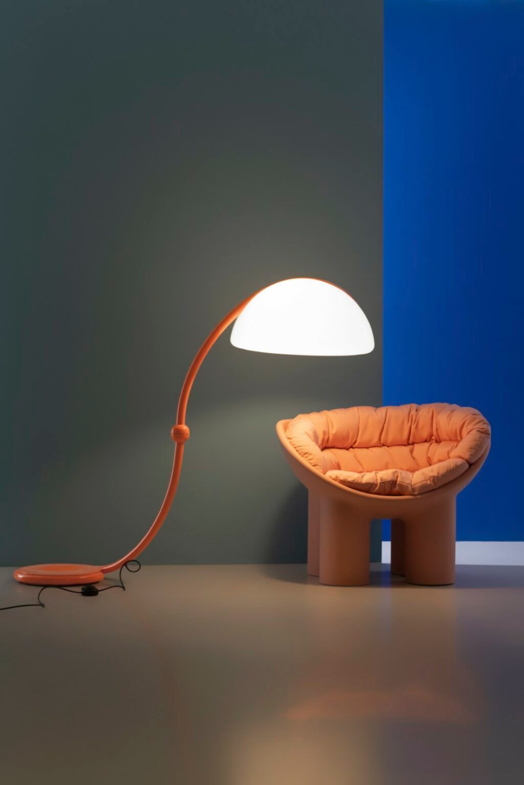 La célèbre lampe serpent  60 ans dans une teinte orange&nbsp;audacieuse