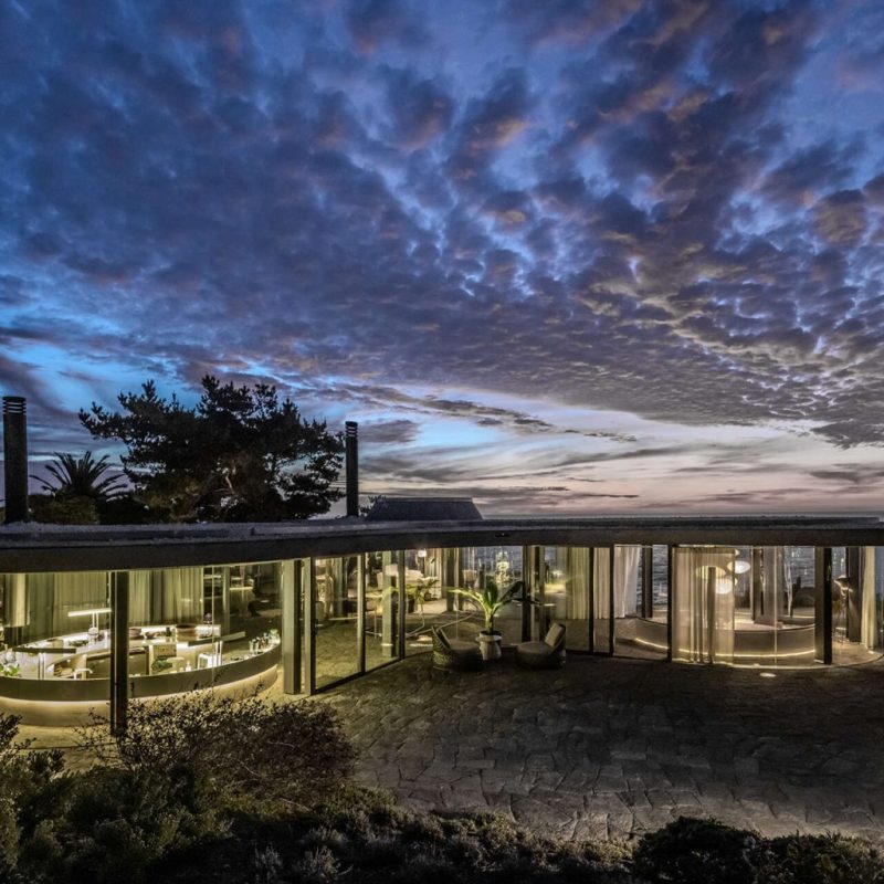 Une maison en verre en forme d&rsquo;amibe perchée au-dessus de la côte&nbsp;chilienne