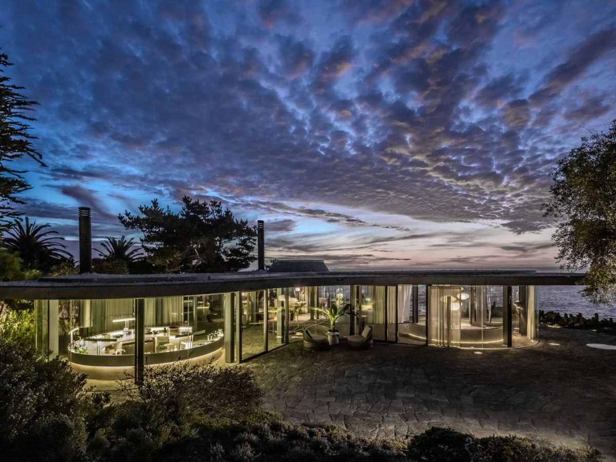 Une maison en verre en forme d&rsquo;amibe perchée au-dessus de la côte&nbsp;chilienne