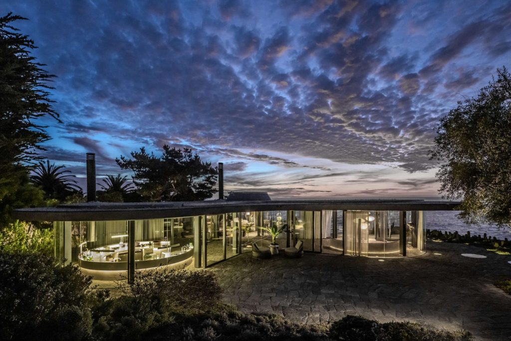 Une maison en verre en forme d&rsquo;amibe perchée au-dessus de la côte&nbsp;chilienne