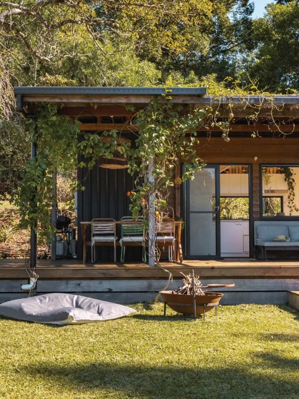 Cette tiny house virale est un sanctuaire hors réseau sur une ferme&nbsp;communautaire