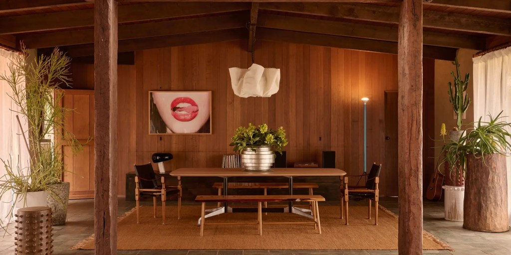 Nous visitons une magnifique maison où le bois domine