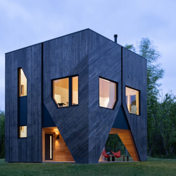 Cube sur la colline – une maison  revêtue de&nbsp;cèdre