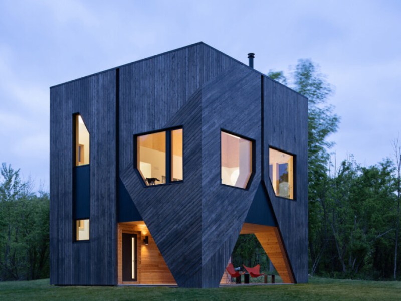 Cube sur la colline – une maison  revêtue de&nbsp;cèdre