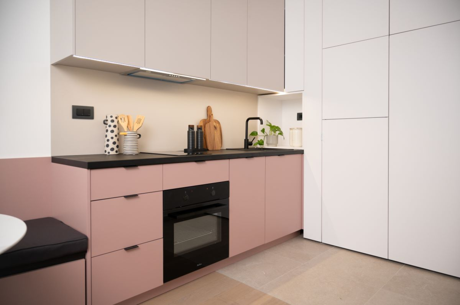 Comment nettoyer des armoires de cuisine mates ? Nous avons les meilleures méthodes !