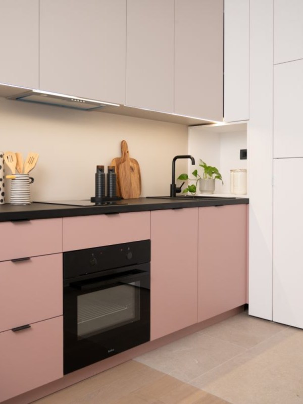 Comment nettoyer des armoires de cuisine mates ? Nous avons les meilleures méthodes&nbsp;!