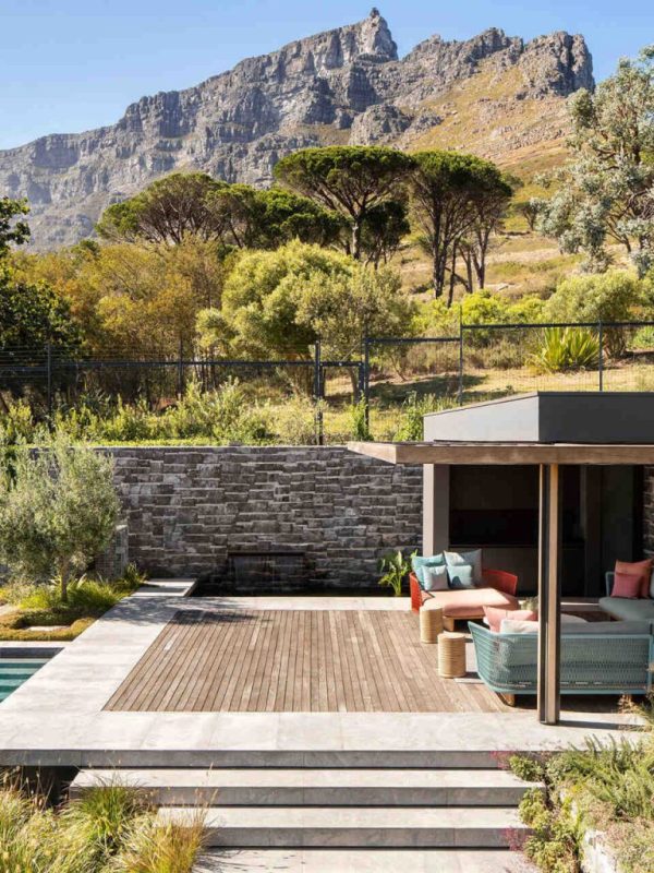 Maison moderne qui épouse les contours de la&nbsp;montagne