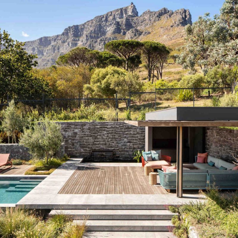 Maison moderne qui épouse les contours de la&nbsp;montagne