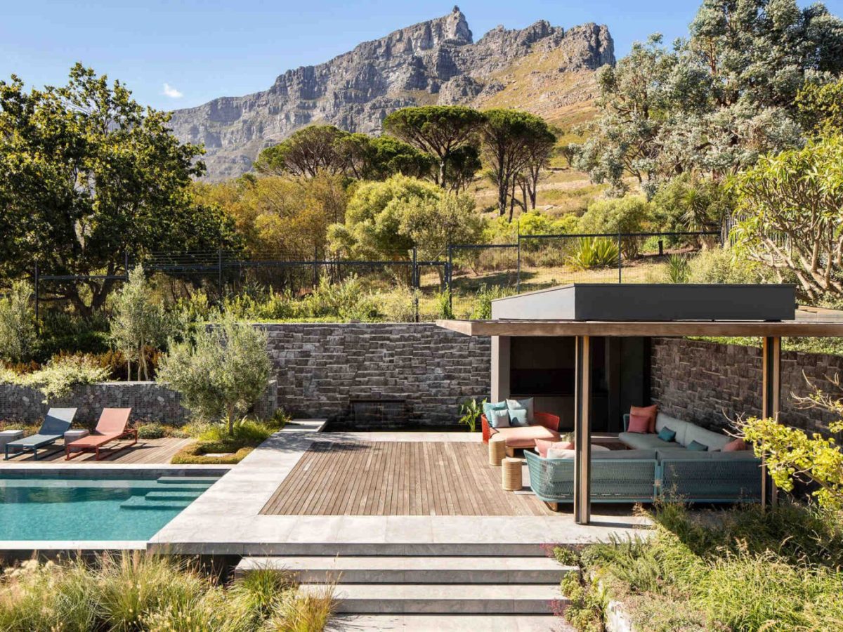 Maison moderne qui épouse les contours de la&nbsp;montagne