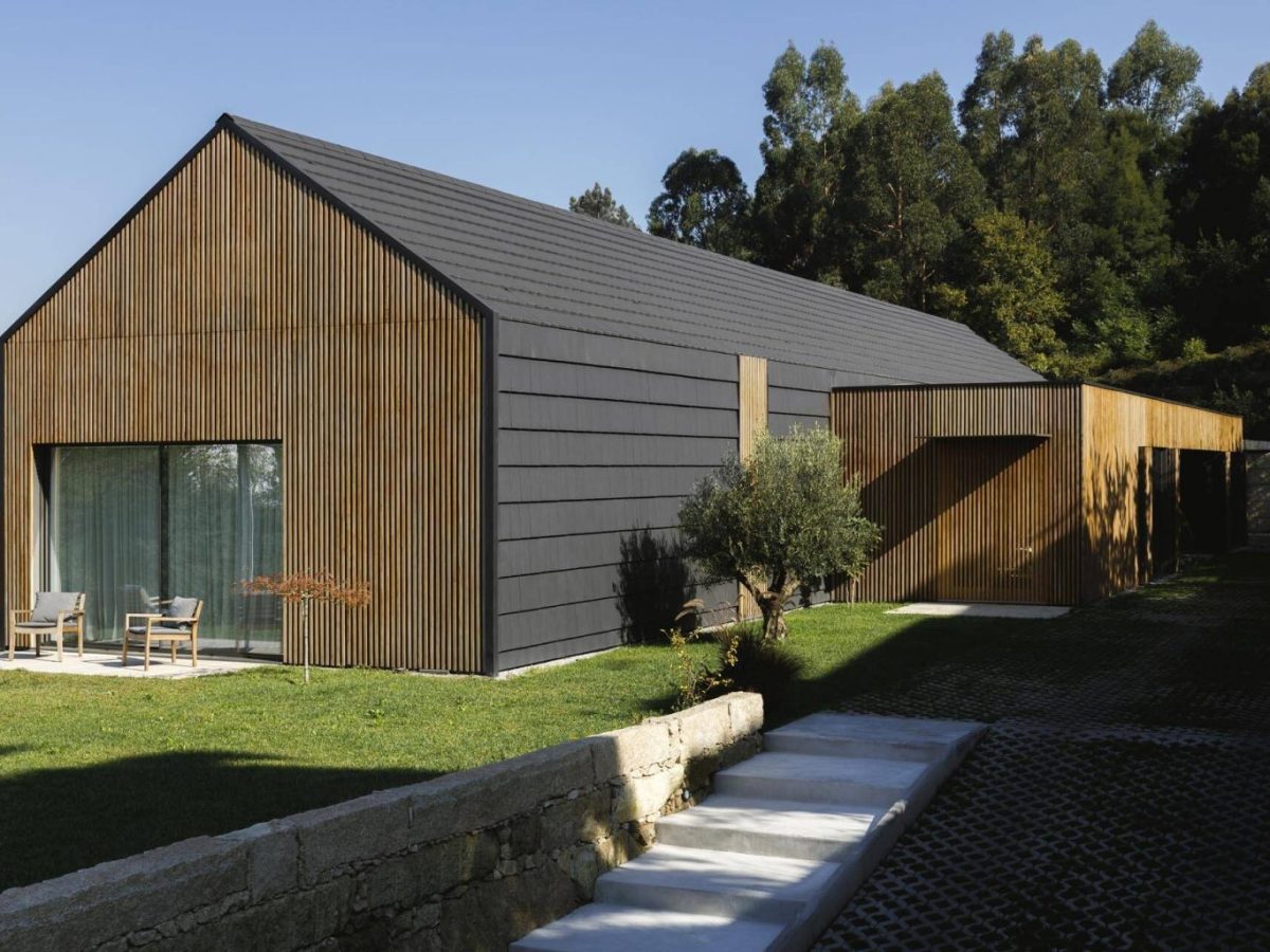 Une maison portugaise caractérisée par des lattes de bois et des&nbsp;Ardoises